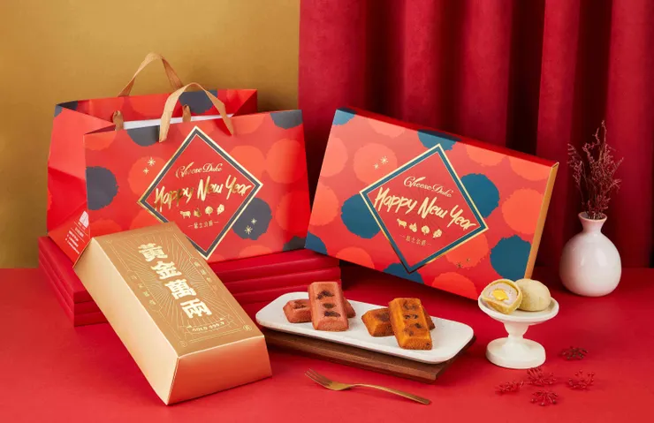 圖說：起士公爵明星商品「費雪禮盒」再添新意，除了經典的鳳梨、草莓口味，更推出期間限定的金沙鹹蛋黃口味。（資料來源：起士公爵）