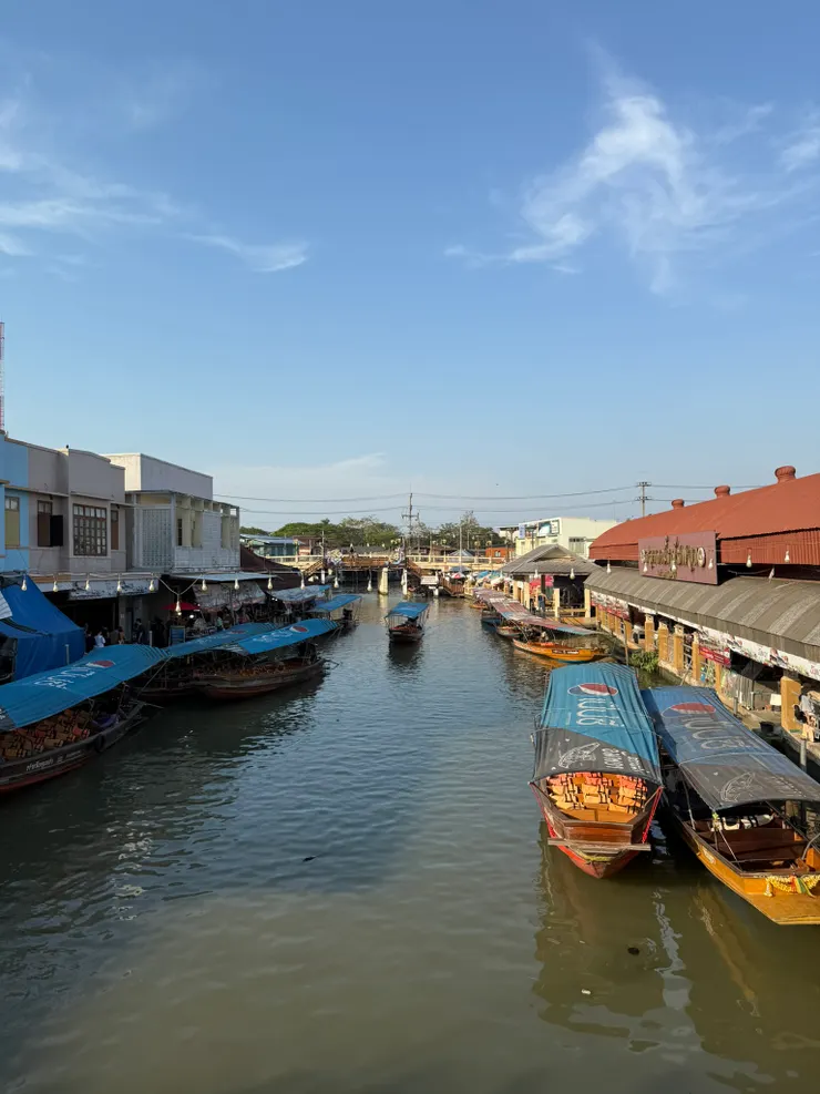夕陽落下的河景