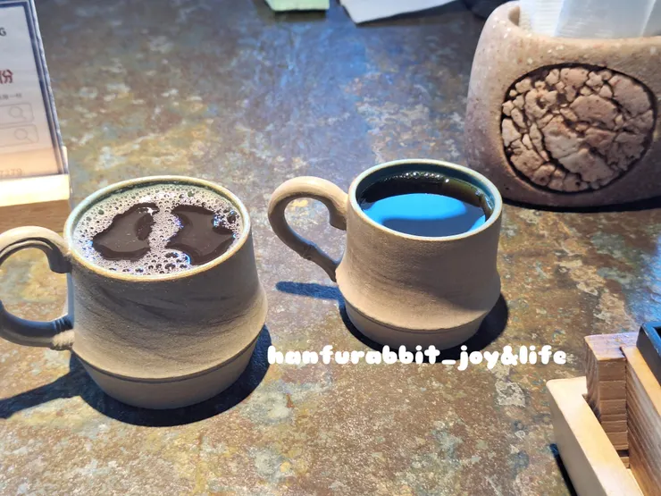 左：熱紅茶 / 右：熱咖啡