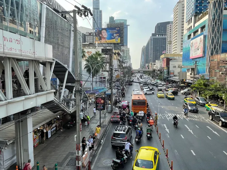 天橋很多，如果有帶行李箱的話要注意