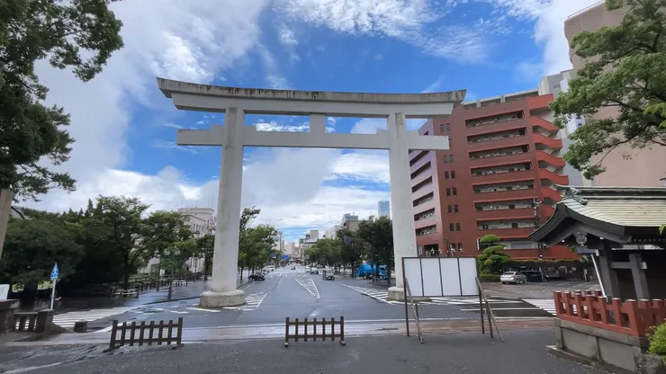 神社前的巨大鳥居