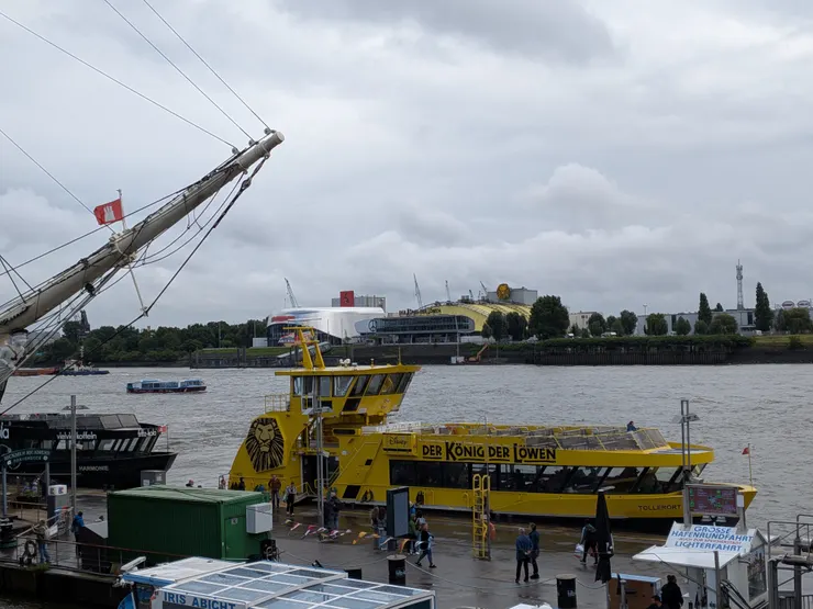 Photo: Zora @ Landungsbrücken Brücke. Jul. 31, 2025.