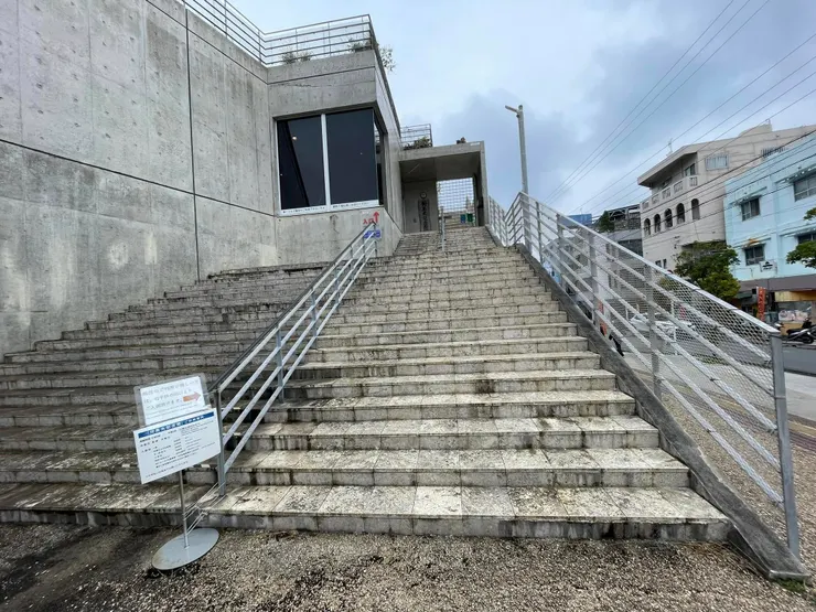 紀念對馬丸事件的對馬丸紀念館,參觀者要從2樓參觀到1樓,模擬當年對馬丸沉沒的情景。