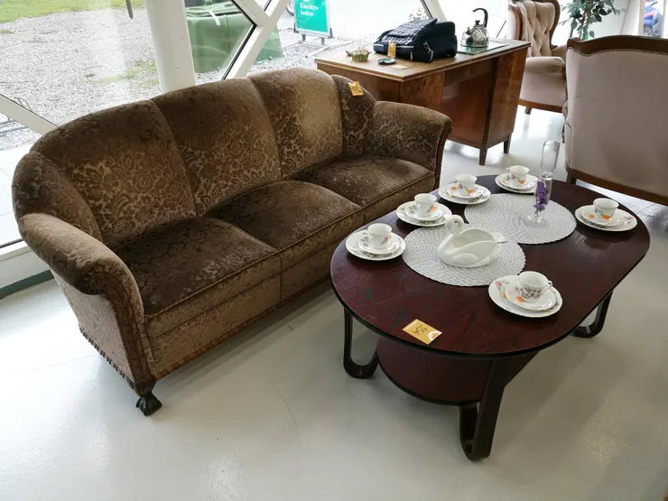 二手超市內有大型傢具、衣物首飾甚至是書籍和影碟等物品。圖片來源：Pääkaupunkiseudun Kierrätyskeskus／Facebook  