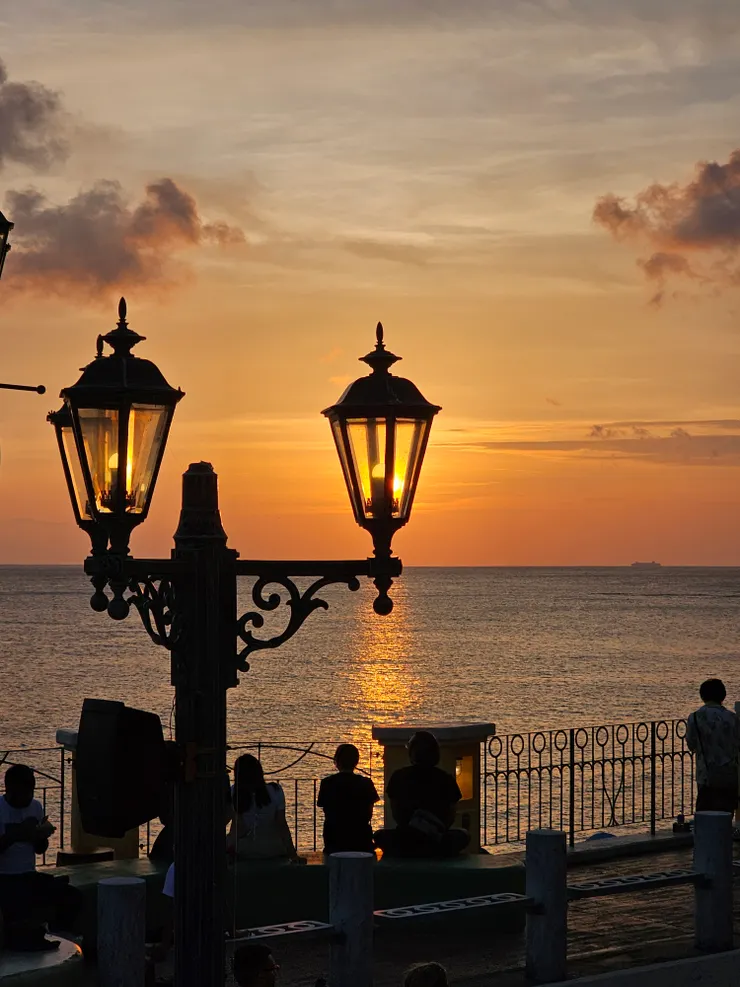 街邊的夕陽一景