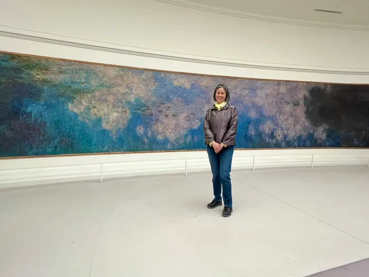 不好意思我人在裡面破壞畫面，但是這張「雲」是我最喜歡的，畫的是池水，但是點綴其中的雲朵倒影十分靈活。