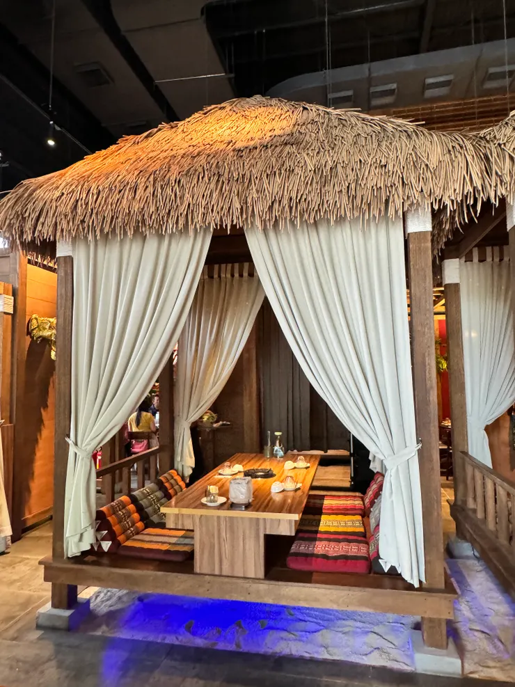 需要盤腿坐的茅草屋