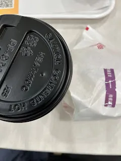 這樣說來，AI的發展就是一種兩面刃，一直被餵食有興趣的資訊，到底該開心還是緊張呢？開心的一面是，可以不用費力再去找尋感興趣的事物；緊張的一面是，這樣的習慣一旦養成，將會被演算法所完全操控，甚至感覺不到有何不妥之處。