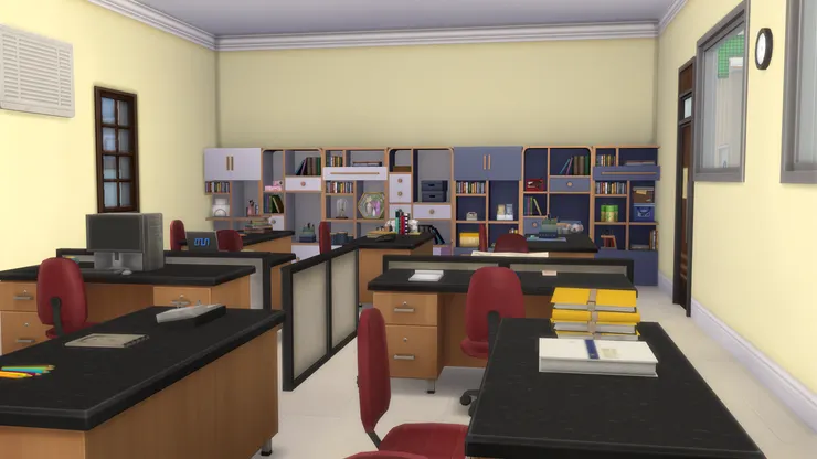 老師也會在教員室批改作業。