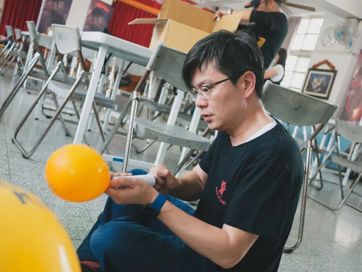 場佈，內衣又露出來了....