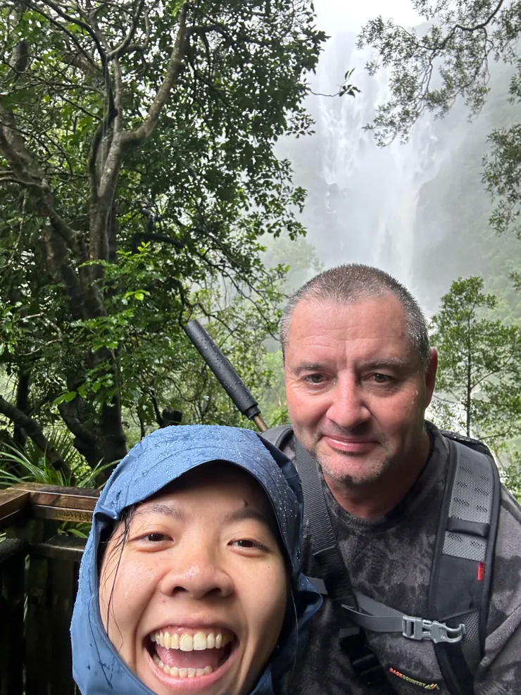 狼狽大雨中自拍一張