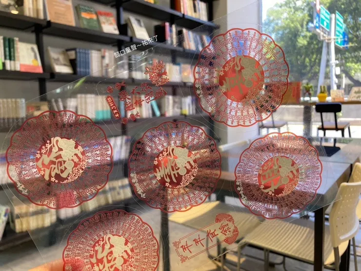 講解過程老師會一問一答徵求答案，贈送小禮物。