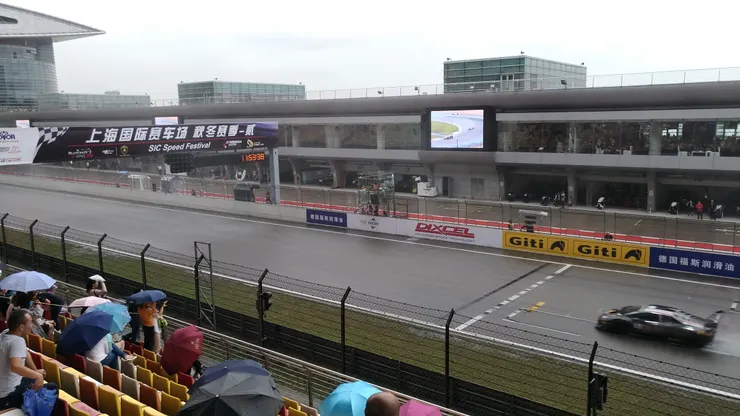 引擎轟鳴撕裂空氣，腎上腺素瞬間拉滿——這不是電視轉播，而是我站在現場，親眼見證速度的極限。輪胎摩擦、引擎咆哮、彎道超車，每一秒都在挑戰心跳。這一刻你才會明白，什麼叫真正的快。上海，不只金融與繁華，還有讓人上癮的速度與激情。