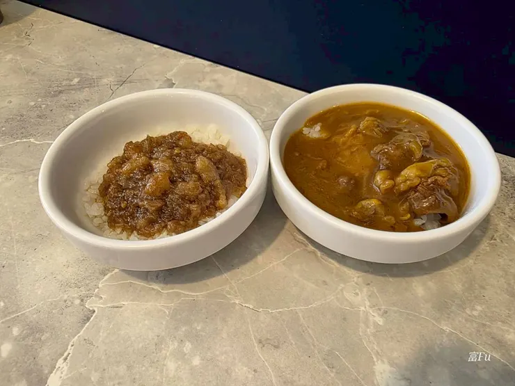 簡單試吃各一碗，肉燥肥瘦比7:3入口即化的綿密度。咖哩濃郁日式風味，勾芡足，兩款都很不錯!
