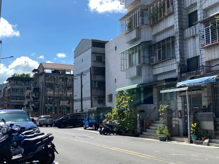 光輝路71巷可見到台電宿舍外有一排電線桿，為台電員工訓練用設施