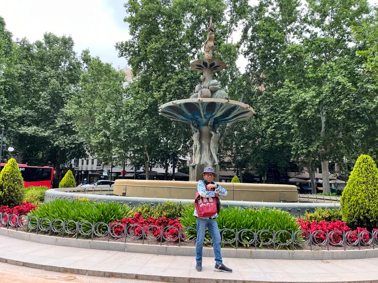 位於比巴托賓廣場（Plaza de Bibataubin）的石榴噴泉