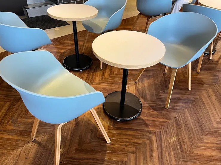 內用區，官網說有74個位置所以應該不至於沒位置坐