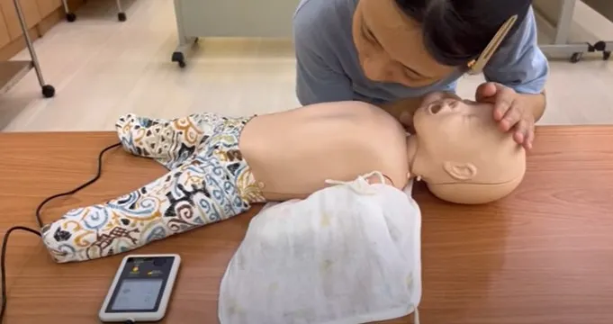 先解開衣服再評斷呼吸