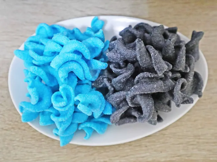 浪味仙 魅藍輕鹽口味 VS 黑松露口味。