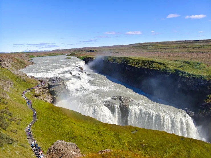 由瀑布頂層第一觀景台遠望瀑布全貌。