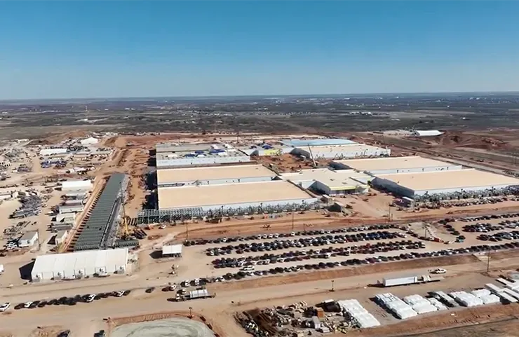 Abilene 據點占地約約 355 公頃，相當於紐約中央公園的規模級別。 全案規劃包含 8 棟建築，最終目標功率估計可支撐 1.2 GW（千二百兆瓦） 的電力需求。 這樣的電力等級約能供應 75-100 萬戶家庭的用電，是極具挑戰的負載規模。