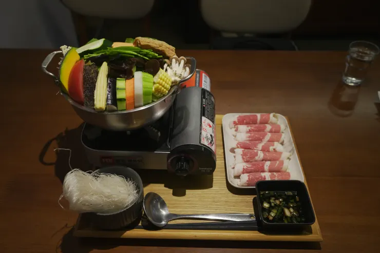 546大洲老宅的火鍋提供約 20 種蔬菜,誠意十足。(攝影/曾耀玄)