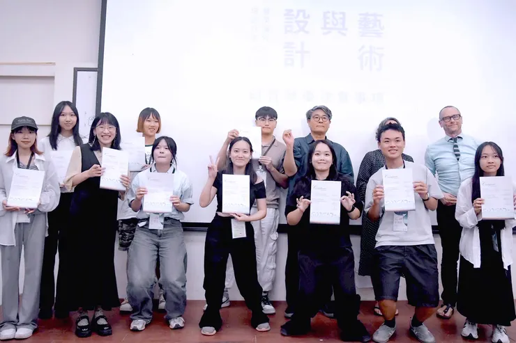 研習營結業當天頒證書。(感謝Sin在台下幫忙拍照)