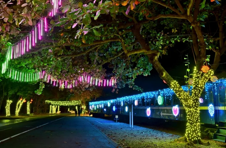 鮮果列車結合繽紛光雕與鮮果霓彩燈,在夜幕中化身絢麗的光影列車。圖/石岡區公所提供