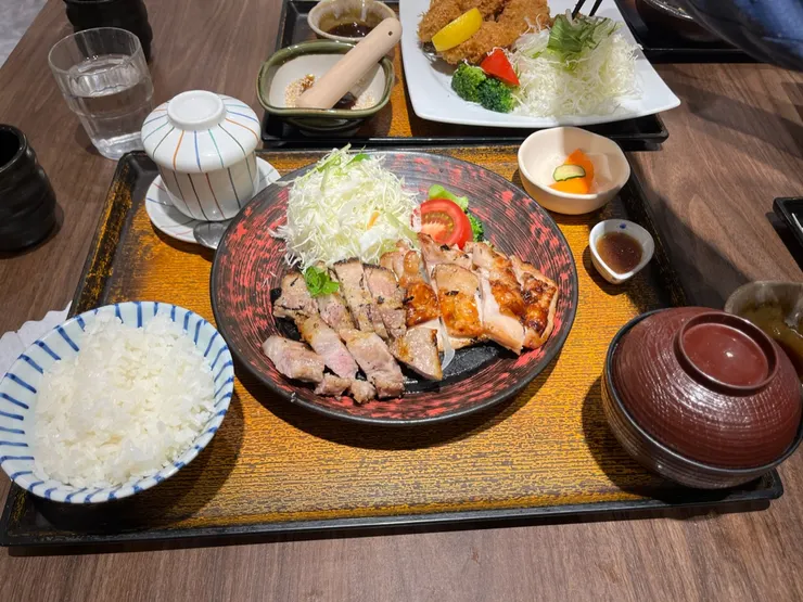 雞豬雙麴定食。