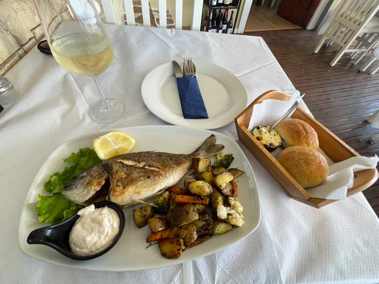 這一餐 1640 LEK，含白酒。　（約台幣 541 ) 