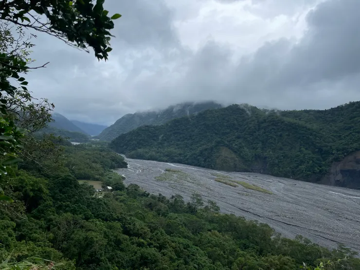 被碎石堆起的大竹溪河道