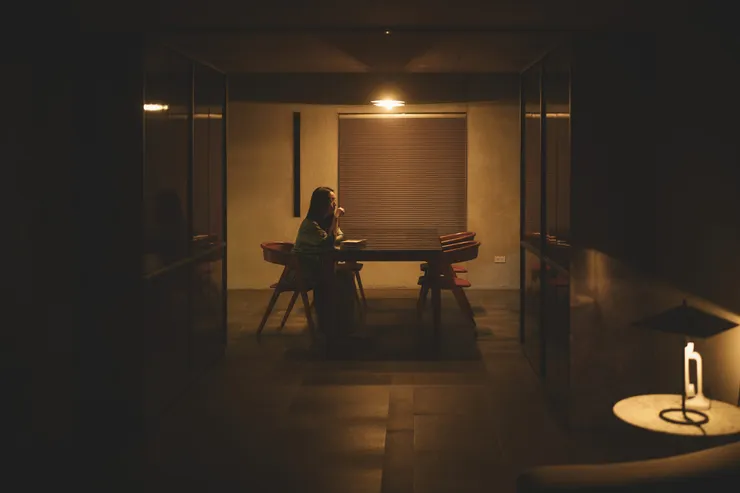 攝影構圖強化了書儀的寂寞