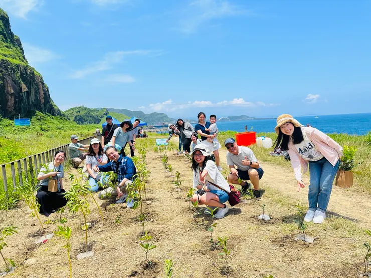 怡伶與夥伴們順利種下一百棵樹