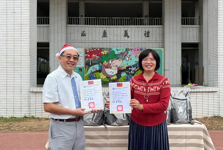 海洋公園化身聖誕老人，為孩子們送上特別聖誕驚喜。遠雄海洋公園協理紀佑昌(圖左)和花蓮新城國小校長黃麗花(圖右)。