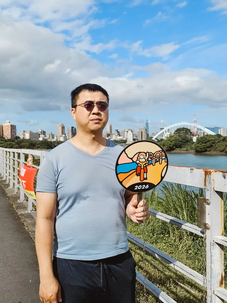第八段的實體手拿牌位置在馬場町公園、離開社子島上社子大橋前