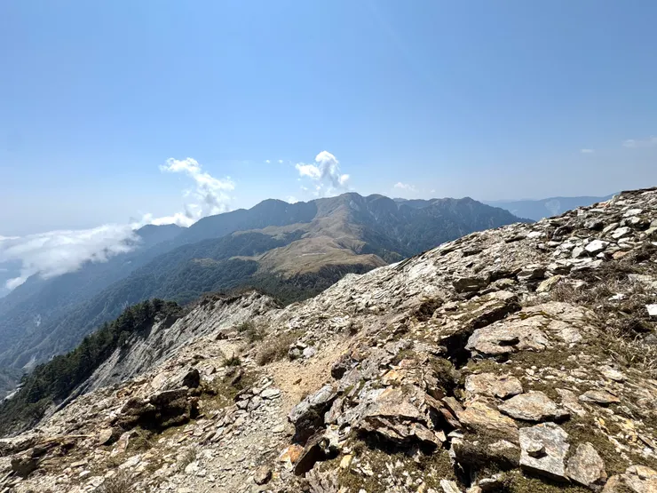 下崩壁之後還要對付的破碎地形。