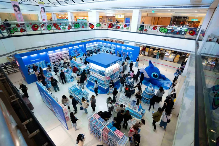 圖說：走進MINISO打造的史迪奇奇幻世界。快閃店內捨棄傳統貨架陳列，以「體驗型角色空間」為核心，運用視聽與感官佈置，為繁忙的都會生活打造一處釋放壓力的情緒避風港。（資料來源：MINISO）