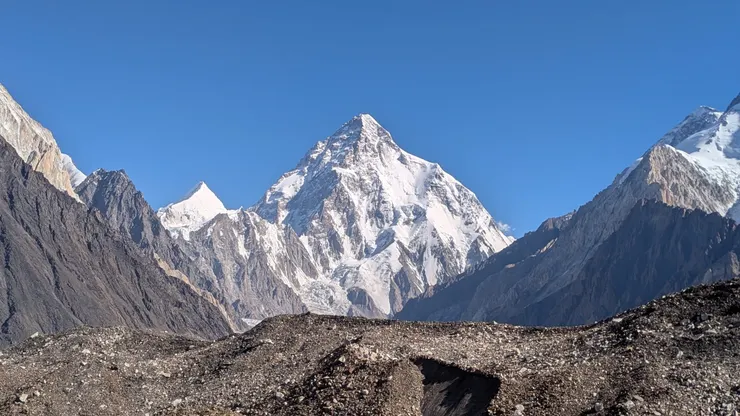 伴在K2身旁露出雪白峰頂的天使峰