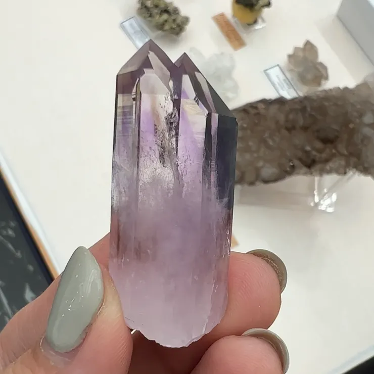 帶細膩幻影的紫水晶(忘記產地了)