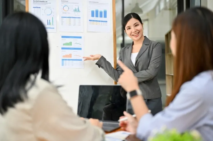 當妳的專業度高到無可取代，簡報一流，或者妳經手的專案每一項都清清楚楚、無懈可擊時，那些想找妳麻煩的人自然會踢到鐵板。圖/123RF圖庫