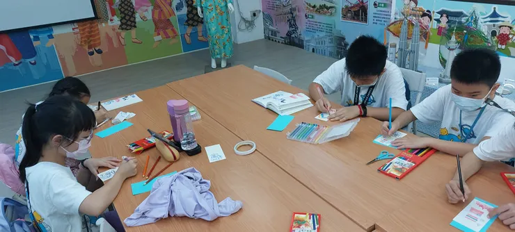 同學們認真製作書籤的模樣