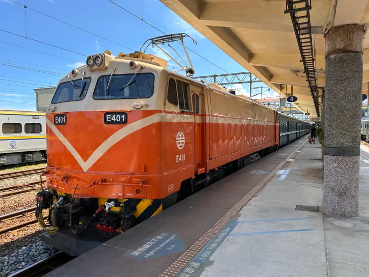 本次列車由E401擔任機車頭