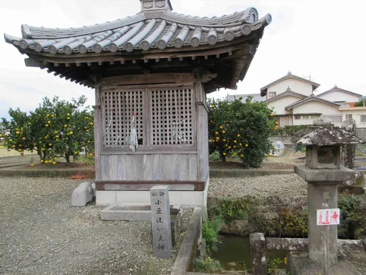 小豆洗い大師，右下角一口井