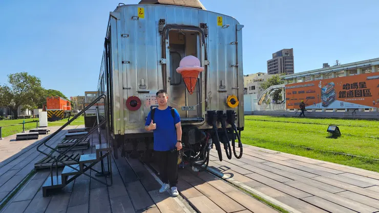 我在車尾!那個冰淇淋好可愛!