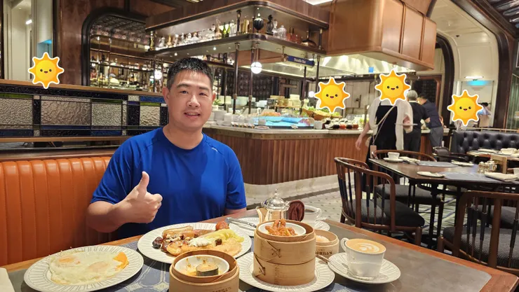 我和老爸在澳門第三天的早餐同樣是在康萊德酒店邱吉爾餐廳享用!這天給我們超大的座位!