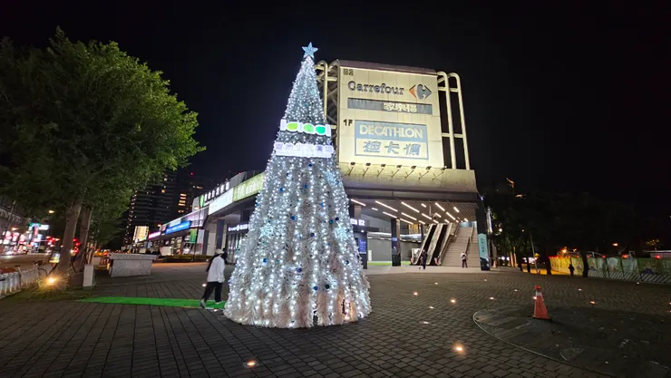 這是桃園八德置地生活廣場的純白聖誕樹!晚上點燈後相當美!