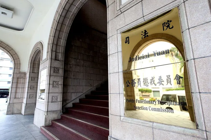 本文討論之公務員為〈公務人員任用法施行細則〉第2條定義之公務人員（狹義公務員）