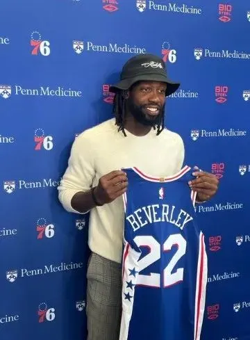 利拉德：這話我怎麼好像在哪聽過？

恩比德：那我也申請交易了

哈登：那我不申請了