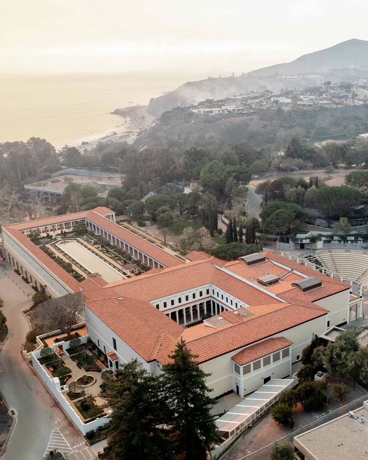 今日稍早撲滅周邊火勢的蓋堤別墅博物館，圖片來源：Getty Museum