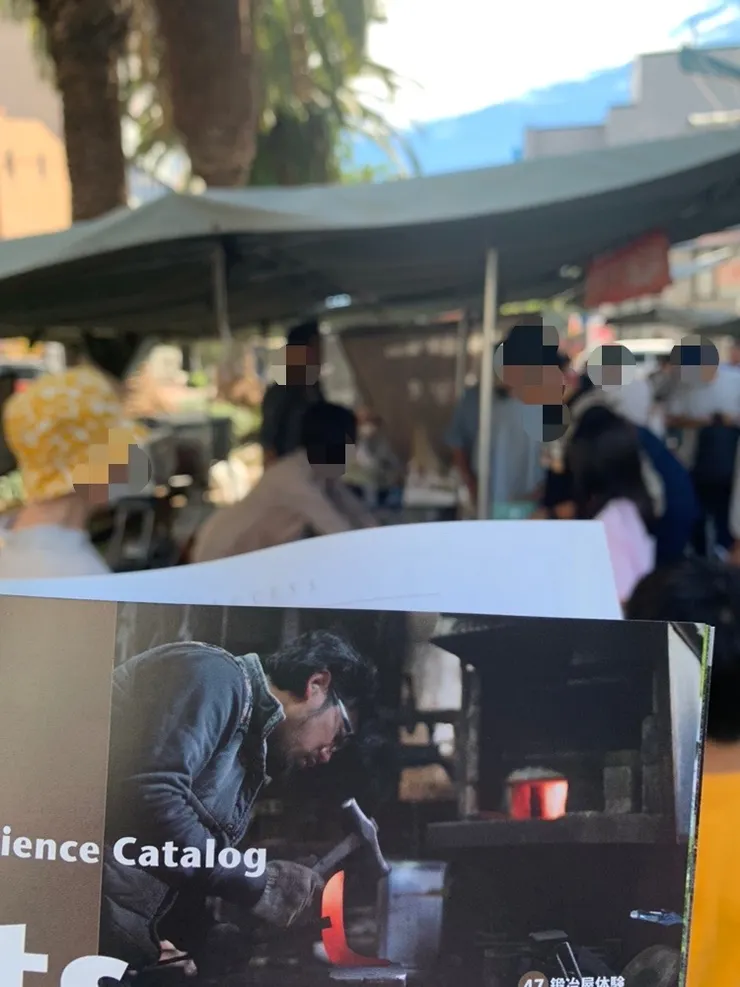 達人還拿日本雜誌的報導給我看,他本人打鐵中。